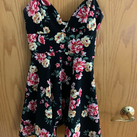 BRAND NEW SUMMER STRAPPY DRESS - Picture 2 of 2